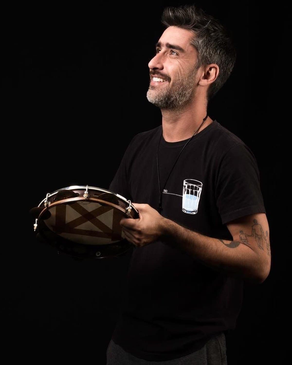 Léo Barbosa tocando percussão